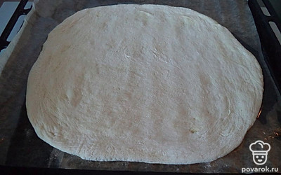 Раскатать тесто произвольной формы на два одинаковых по размеру куска и выложить на пергамент.