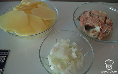 Консерву открыть и мелко размять вилкой в тарелке. Репчатый лук нарезать мелко. Почистить картофель и нарезать кружочками. 