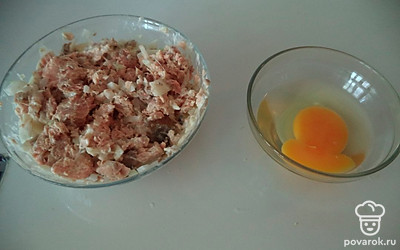 Репчатый лук вместе с майонезом и рыбой перемешать. Яйца разбить в пиалу, они понадобятся для смазывания пирога сверху. 