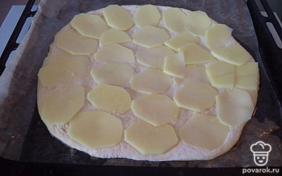 На основу пирога выложить картофель. 