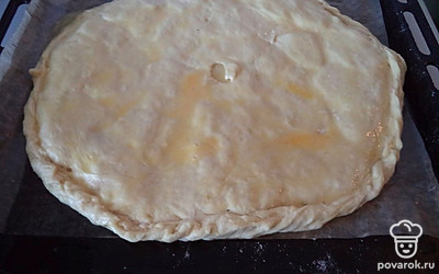 Сверху пирог закрыть оставшейся частью теста и смазать яйцом. Поставить выпекать в духовку примерно на 25 минут.