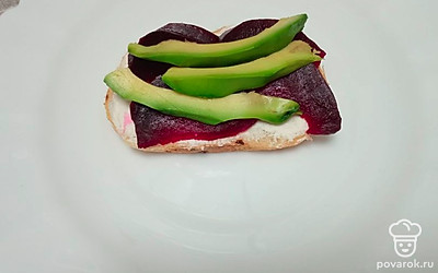 Выложите сверху нарезанное ломтиками авокадо.