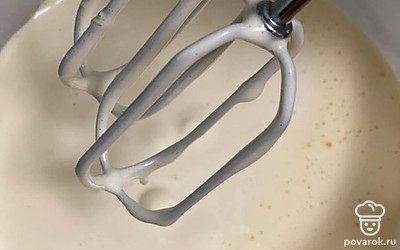 Разбиваем яйца, добавляем в них щепотку соли, взбиваем миксером до увеличения всей массы в 3 раза.