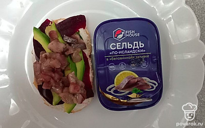 Выложите сверху нарезанное кусочками филе сельди. 