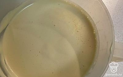 Добавляем сахар и ванилин на кончике ножа. Тщательно взбиваем, пока сахар полностью не растворится. 