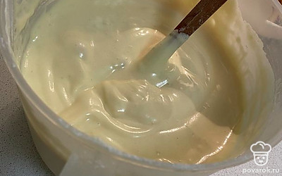 Берём муку, смешиваем ее с разрыхлителем. Аккуратно и медленно добавляем ее во взбитую массу и мешаем лопаткой.