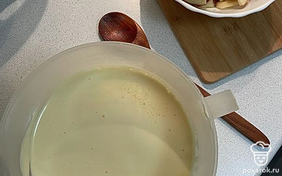 Режем яблоки. Выкладываем на смазанный маслом противень половину теста. Вторым слоем укладываем яблоки. Сверху поливаем оставшейся частью теста.