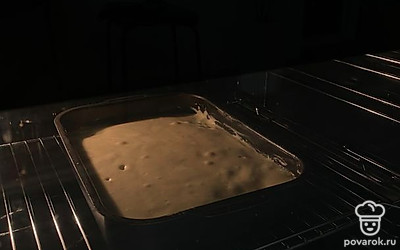Ставим в предварительно разогретую духовку до 180 градусов. Печём 25-30 минут. До 20 минут дверцу духовки не открываем, иначе пирог не получится пышным. 