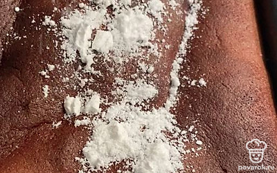 Пирог можно украсить сахарной пудрой.