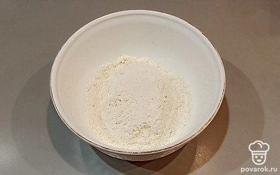Смешать муку с разрыхлителем и солью. 