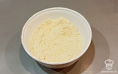 Масло нарезать кубиками и смешать с мукой, перетереть в мелкую крошку. 
