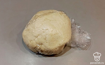 В полученную смесь влить 7 столовых ложек холодной воды. Убрать в холодильник на час. 