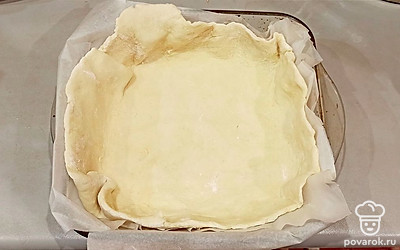 Затем разделить тесто на 3 части. 2/3 раскатать для основы. Тесто выложить в форму. Вторая часть понадобится позже. 