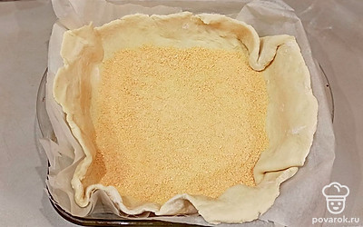 Равномерно насыпать панировочные сухари. 