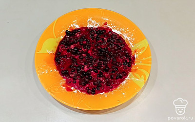 Чернику смешать с сахаром и крахмалом. 