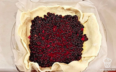 На панировочные сухари выложить чернику.