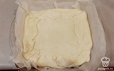 Раскатать меньшую часть теста и накрыть пирог, хорошо его закрыв. Поставить в духовку примерно на 25-30 минут при 180 градусах. 