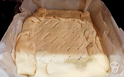 После того, как пирог постоял в духовке 10 минут, нужно сделать проколы вилкой и поставить обратно допекаться. 