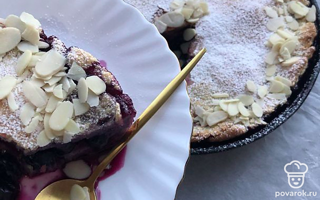 Черничный пирог с миндальными лепестками — Рецепт с фото