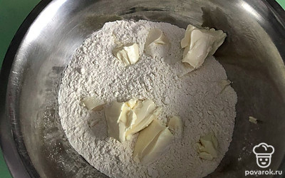 Смешиваем муку, разрыхлитель, соль и кусочками добавляем масло.