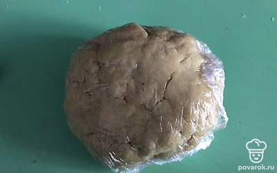 Замешиваем тесто и убираем на 1 час в холодильник.