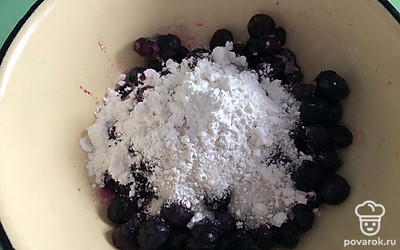 Моем ягоды, засыпаем сахаром и крахмалом. Перемешиваем.