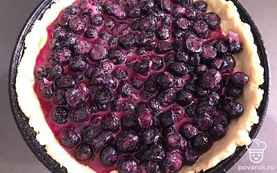 Добавляем ягоды. Благодаря крахмалу сок схватится и начинка станет более густой.