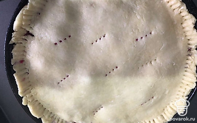 Накрываем сверху оставшимся раскатанным тестом и делаем зажимы вилочкой и протыкаем сверху в нескольких местах.