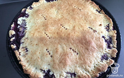 Выпекаем 20 мин. пирог по краям выдаст сок и цвет ягод. Это нормально. Если взять меньше форму или больше пропорции в рецепте, то можно сделать более красиво. Но нам хватит и просто украсить. 