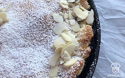 Посыпаем сахарной пудрой и по краю посыпаем миндальными лепестками.