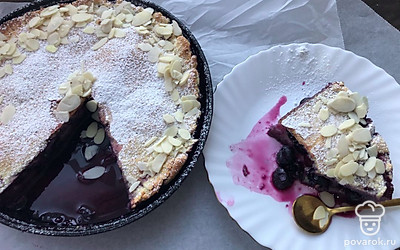 Пирог очень актуален летом, когда сплошной сезон ягод. Начинку можно добавлять разную. Украшать его ягодами сверху и мятой. Подавать с мороженным будет особо изысканно. А еще его можно есть ложкой из формы захватывая сочную сладость начинки.