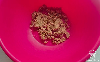 Измельчить в блендере орехи.