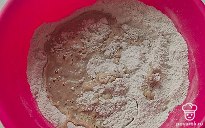 Смешать оставшиеся ингредиенты и соединить с орехами.