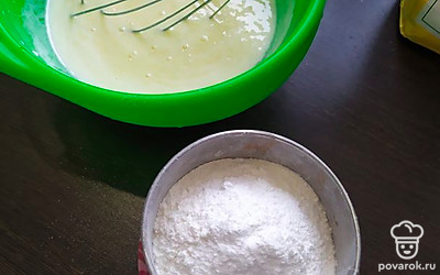 Просеиваем муку вместе с разрыхлителем. Должна получиться консистенция густой сметаны. 