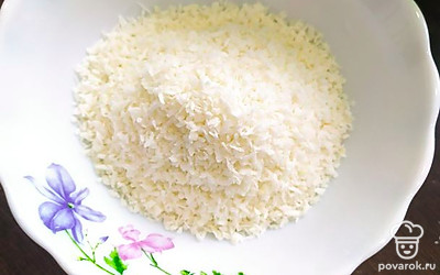 В отдельной тарелке смешиваем кокосовую стружку, сахар и ванилин.