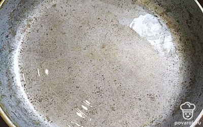 Сковородку смазываем растительным маслом.