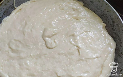 Выкладываем сначала тесто, а сверху посыпаем его кокосово-сахарной смесью и отправляем в духовку примерно на 40 мин. Готовность проверяем зубочисткой. Можно накрыть пирог фольгой при готовке, чтобы кокосовая стружка не подгорела, но мне больше нравится, когда она румяная. 