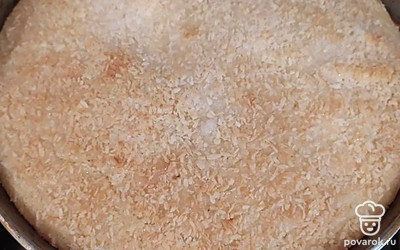 Вкусный и быстрый пирог готов! Дополнительно украшать не требуется, так как его съедят быстрее. 