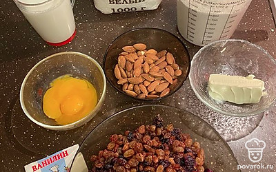 С помощью венчика, смешайте тёплое молоко, мягкое сливочное масло, сахар, два яйца и сухие дрожжи. Оставьте в тёплом месте на 15 минут. К опаре добавьте частями просеянную муку, ванилин, замесите тесто.