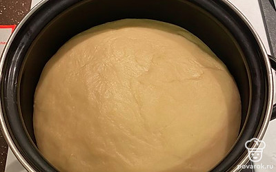 Тесто уберите под пленку на час в тёплое место. За это время тесто должно увеличиться в 2-3 раза, стать мягким и пористым. Тем временем промойте и высушите изюм, измельчите миндаль.