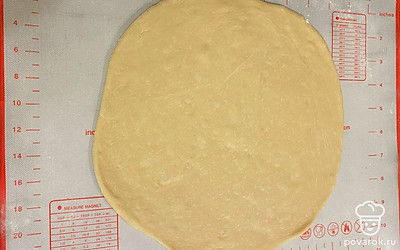 Разделите на 4 части. Из каждой части раскатайте круг, толщиной в пол сантиметра.