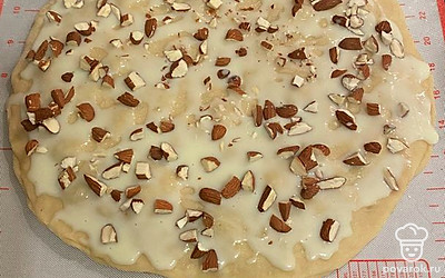 Скрепите края всех коржей. Последний корж не промазывайте и не посыпайте орехами.