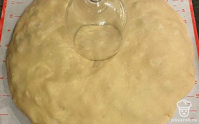 Наметьте центр пирога с помощью бокала. Выдавите круг.