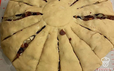 От центра разрежьте пирог на четыре части, затем каждую часть ещё на четыре части.