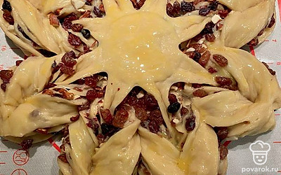 Перекрутите попарно каждые две части, скрепите между собой. Готовый пирог смажьте куриным желтком. Отправьте в предварительно прогретую до 170 градусов духовку на 35-45 минут.