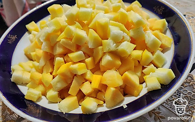 Кабачки почистите и нарежьте мелкими кубиками.