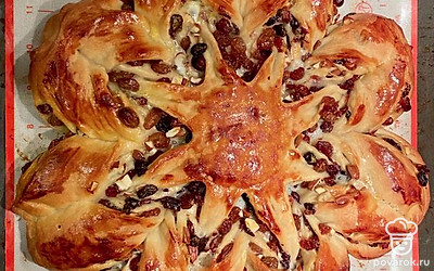 Пирог получается очень красивым и вкусным, послужит украшением Вашего праздничного стола. Приятного аппетита!