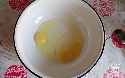 В миску разбиваем 3 яйца. 