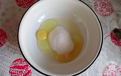 Добавляем сахар и хорошо перемешиваем. 