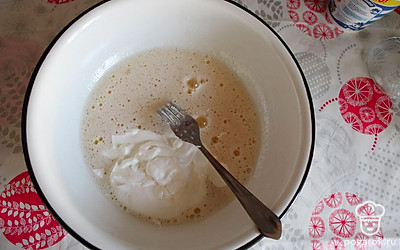 Дальше добавляем сметану, растопленное сливочное масло и размешиваем. 